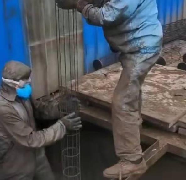 為鋁廠熔煉爐更換除塵布袋并檢修除塵器